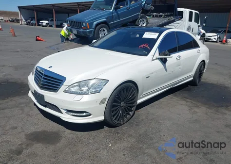 2012 Mercedes-Benz S 550 z USA, uszkodzony, nr VIN WDDNG7DB4CA423383